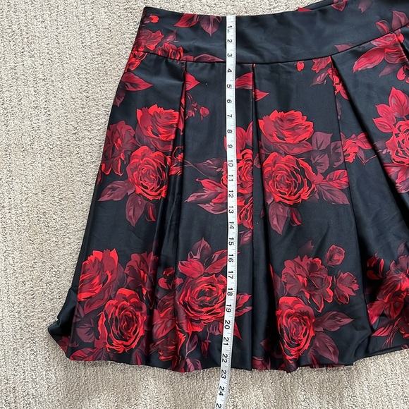 ❤️JS Collections Black & Rose Print Pleated Skirt Size 16 EUC🖤 - Picture 10 of 11